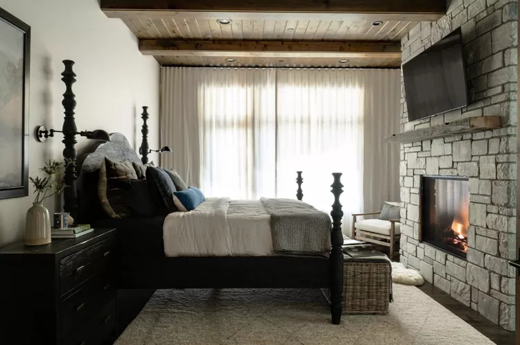 بکارگیری پنلهای چوبی در سقف به منظور ایجاد فضایی گرم و صمیمی با هارمونی روستایی