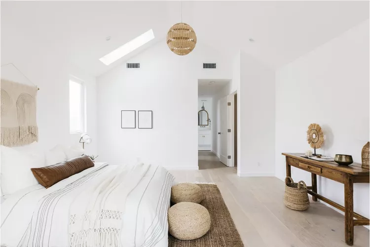 بهرهگیری از پنجره سقفی برای افزایش روشنایی و ایجاد فضایی دلنشین