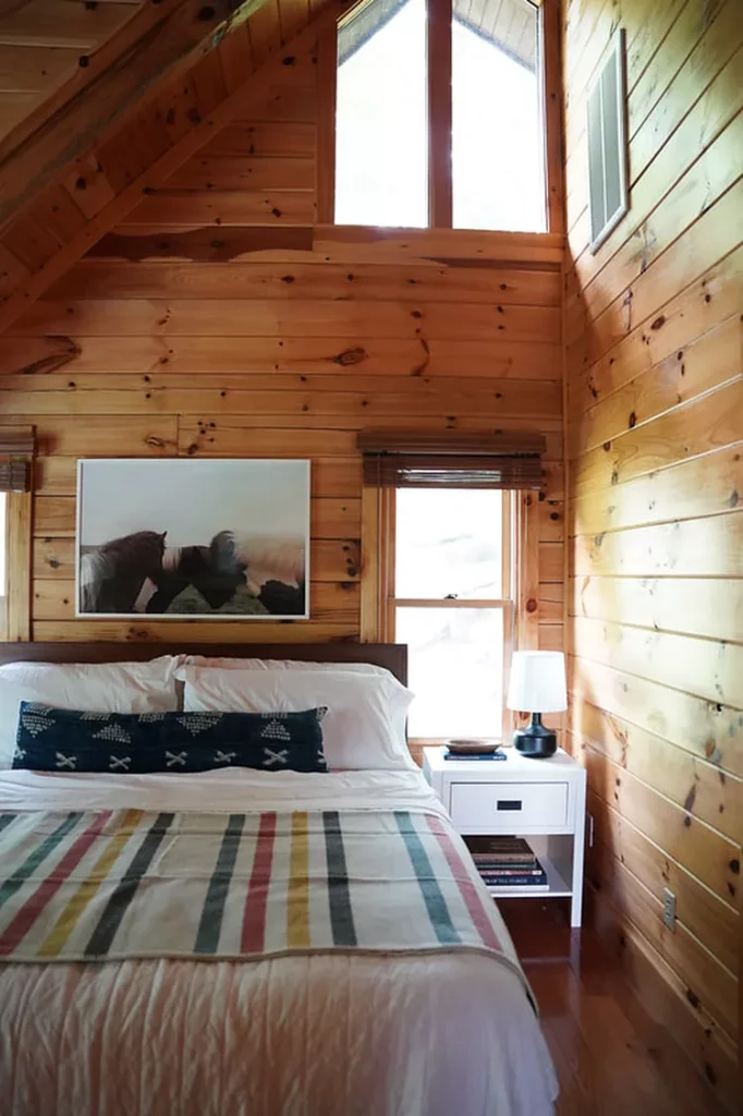 بهرهگیری از سقف زاویهدار به عنوان عنصری شاخص در طراحی داخلی