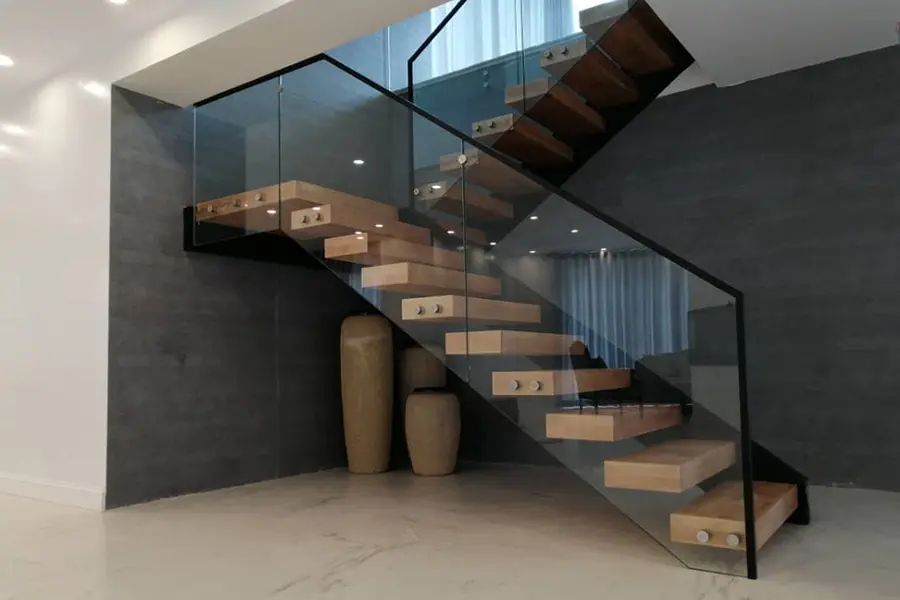 پله داخل ساختمان ویلا