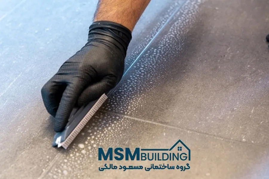 پاک کردن اضافات چسب از سطح کاشی